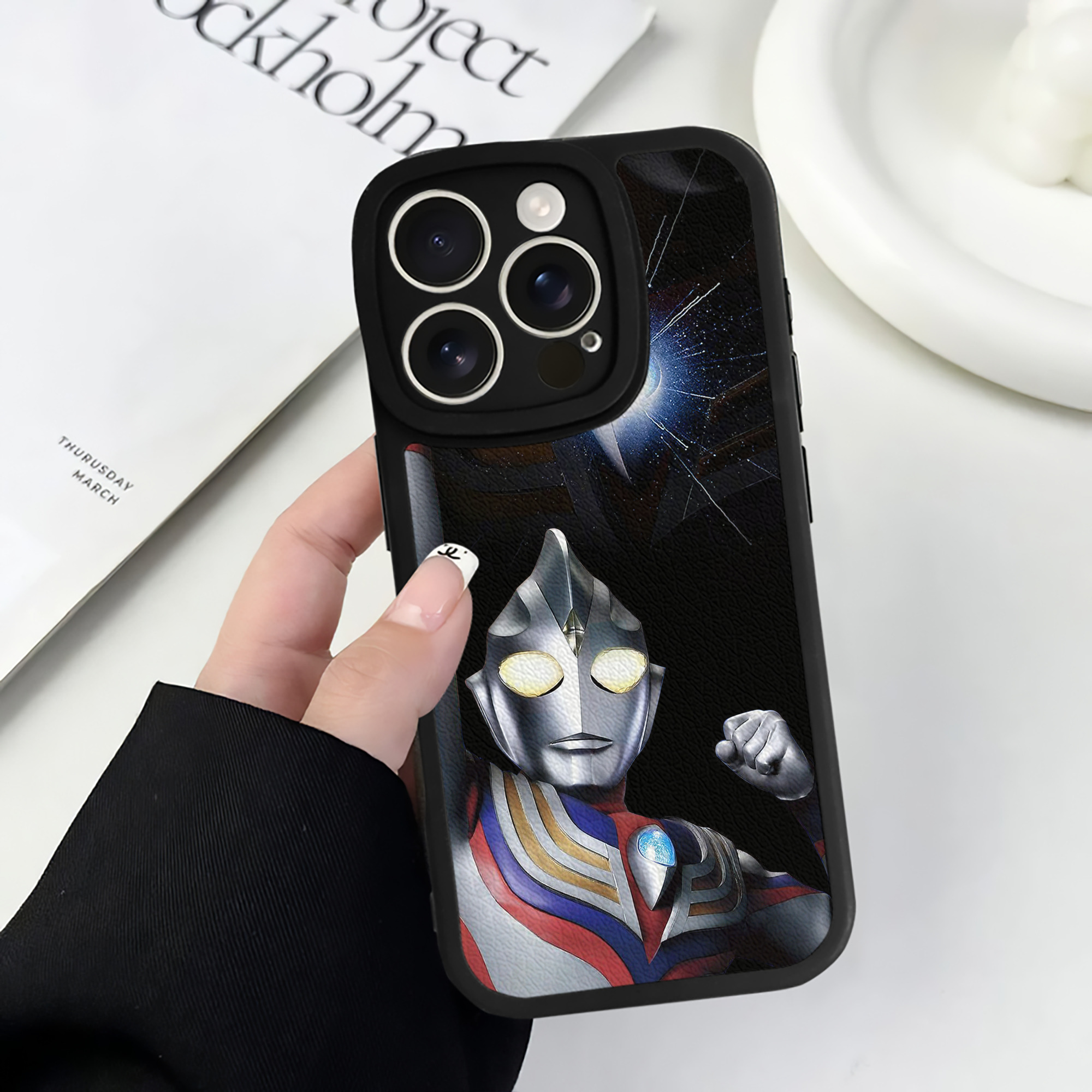 （画像用） ウルトラマン Ultraman 【iPhone 16シリーズ対応】シリコンスマホケース（レザー調） 材質：シリコン